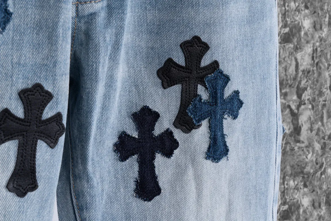P290 [Evergreen model, top version] Chrome Hearts blue jeans, multi-leather label work jeans, ch jeans. The jeans need to be washed and then disassembled and hand-stitched with sheepskin cross leather and then spliced ​​together. The whole piece has too many craftsmanship to describe. The cabinet price is 12W+ level, patchwork cross flower embellishment, high-waisted washed jeans! ! Absolutely high-end luxury products, 6W+ level god-level items, super popular products, made with top heavy industry, a magic weapon that cannot be missed. About Kroxin This is an extremely luxurious fashion brand, which can also be called the aristocrats of the high street. It has always been an exclusive brand for some hipsters or rich second generation. Compared with ordinary high streets, it is more luxurious and noble. Compared with luxury brands, it has a more fashionable personality and has always been a brand that I have a special liking for. Style number: 1565# Color: blue Size: 28 30 32 34 36